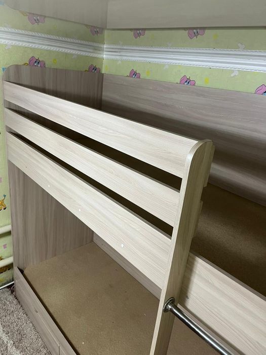 Продам двухярусную кровать без матрасов