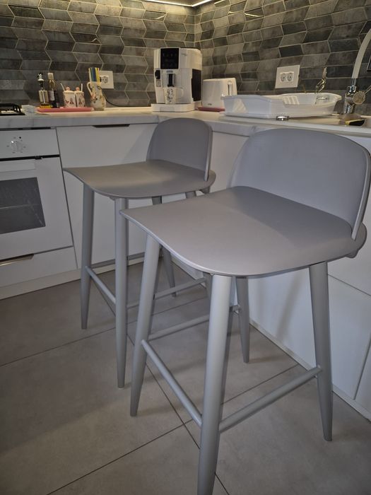 Vând 2 scaune  de bar