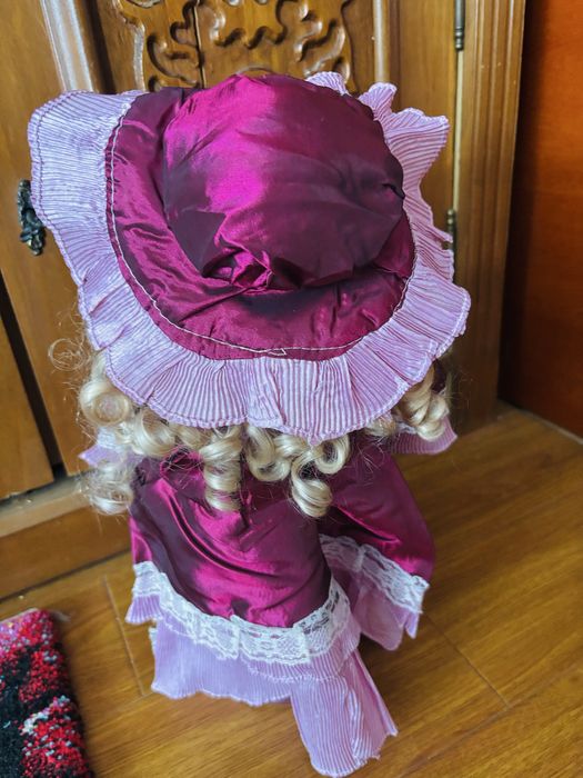 Papusa portelan Delia superba