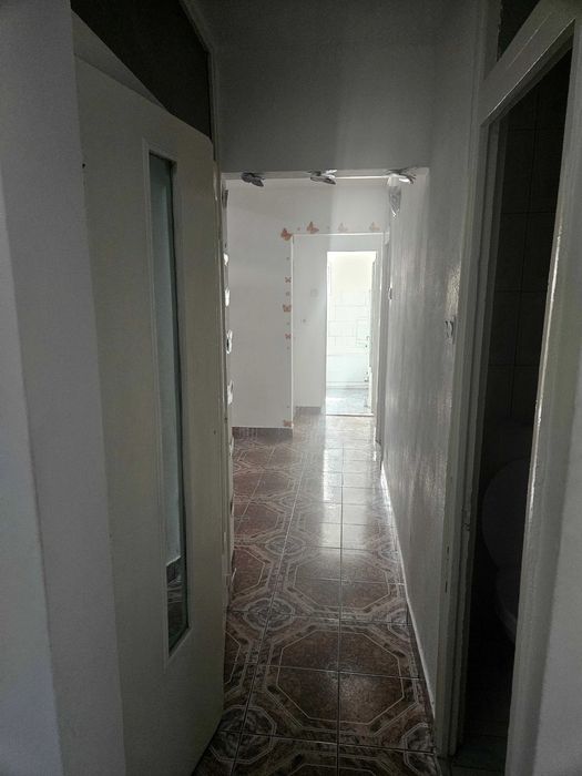 Apartament 3 camere etaj 3. Str. Basarabiei., zona General