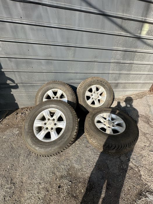 Зимние шипованные шины с дисками, размер 265/70/16 для джипов