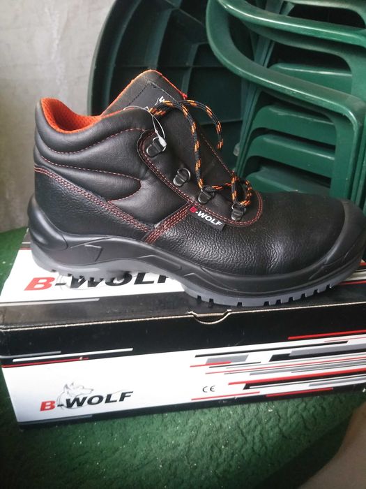 Работни обувки с метално бомбе и пластина размер 42