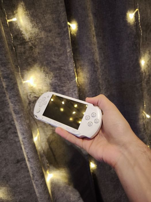 Продам PSP E1008 белую с ништяками