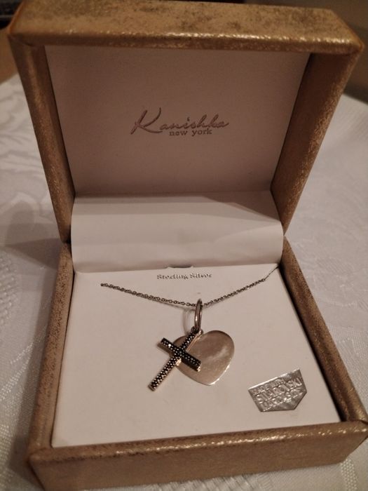 Продавам сребърно колие