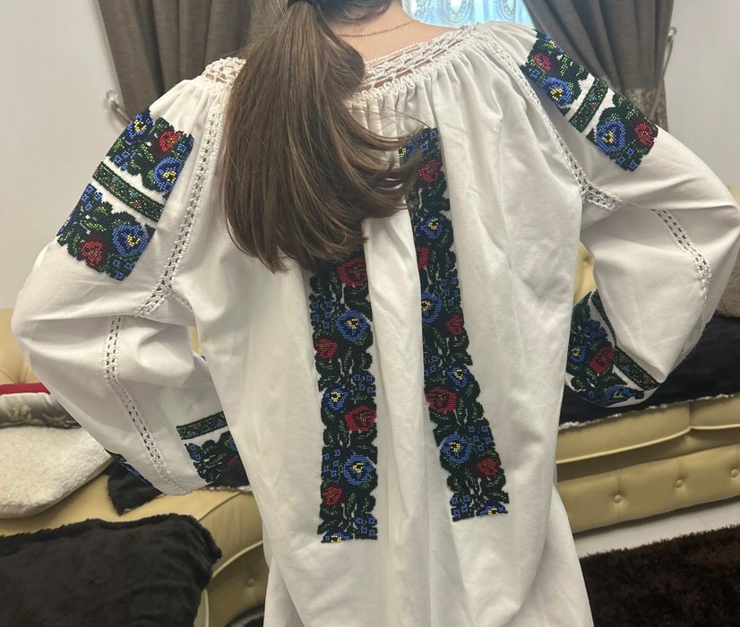 Cămașă cu mărgele cusuta manual