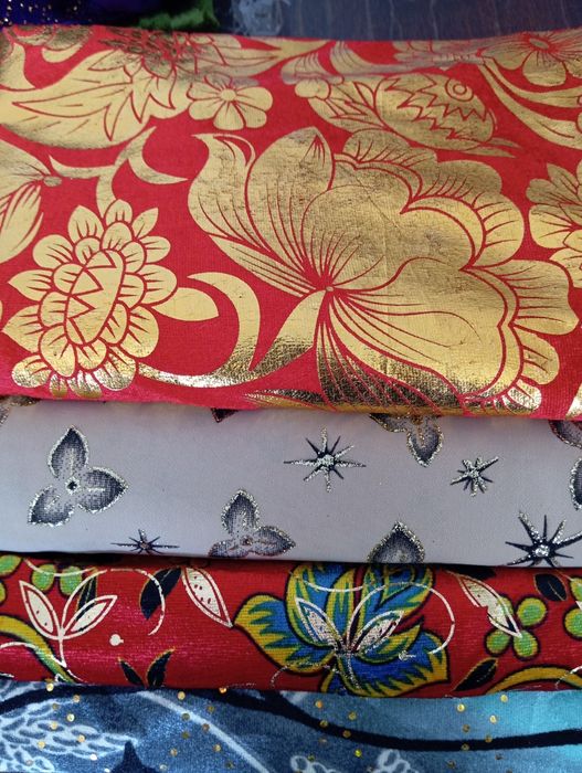 Арзан бағада маталар сатылады.