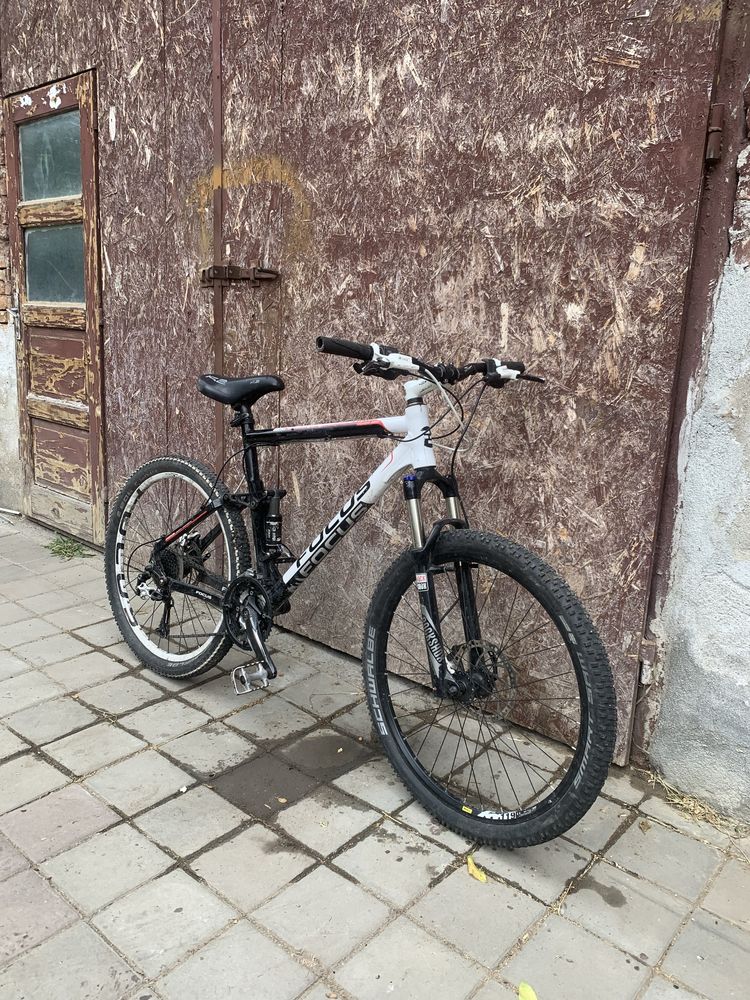 Bicicletă focus full-suspension