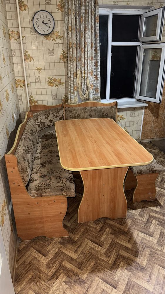 Кухонный стол и угловая