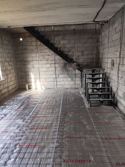 Монтаж лестничного марша бетонные работы  левкас покраска стен