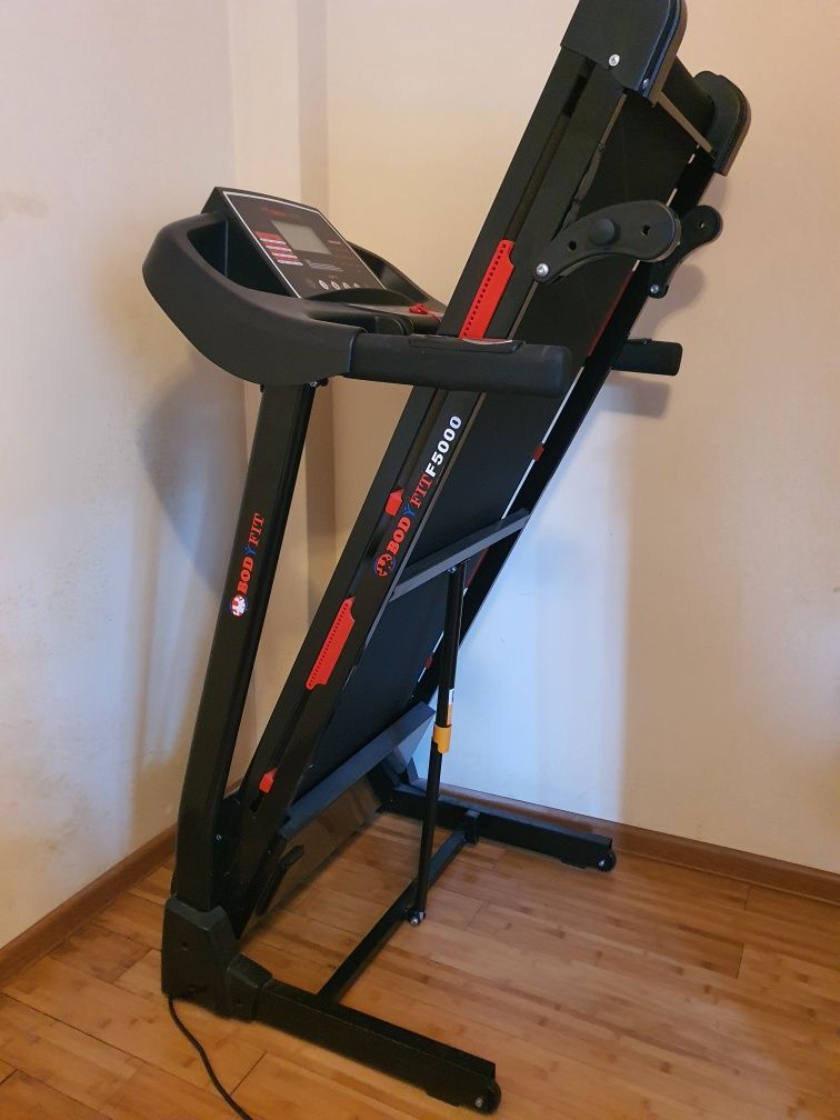 Banda de alergat electrica BodyFit F5000, motor 2.0 CP, 120kg suporta