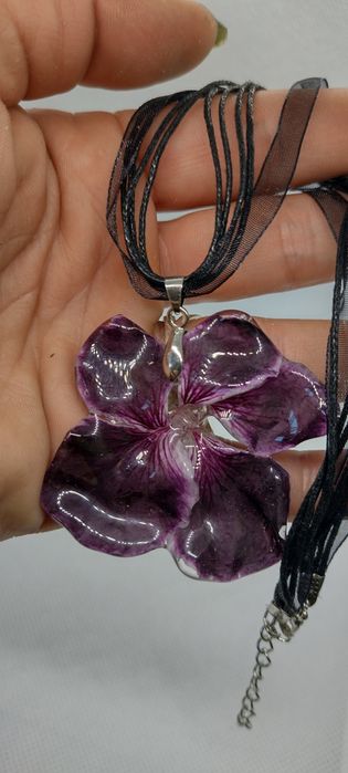 Колие с естествен цвят на Налба.  Дължината е максимално 23 см