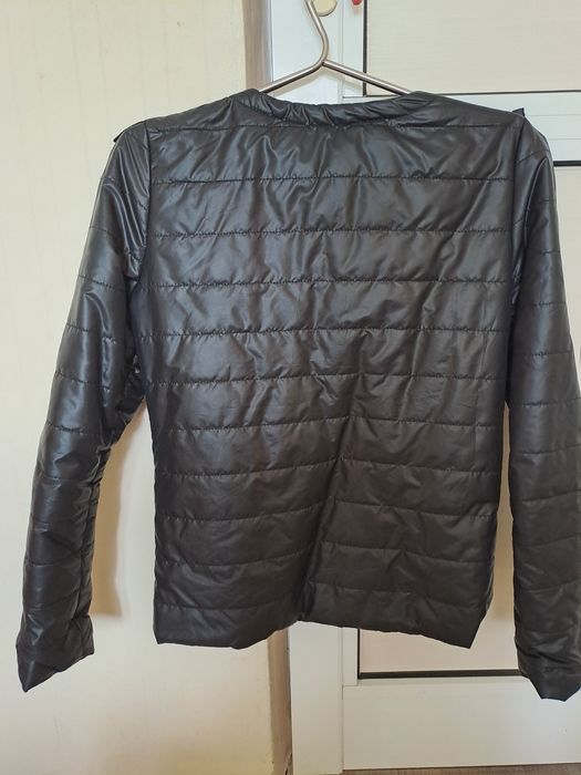 Черно олекотено яке