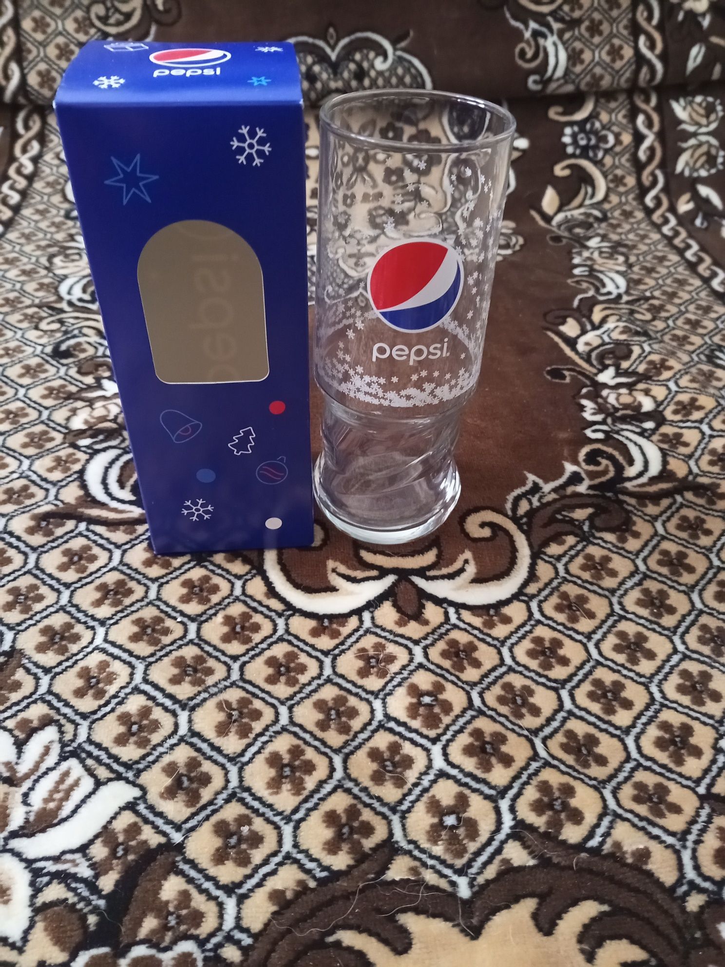 Секлянный стакан с логотипом Pepsi.