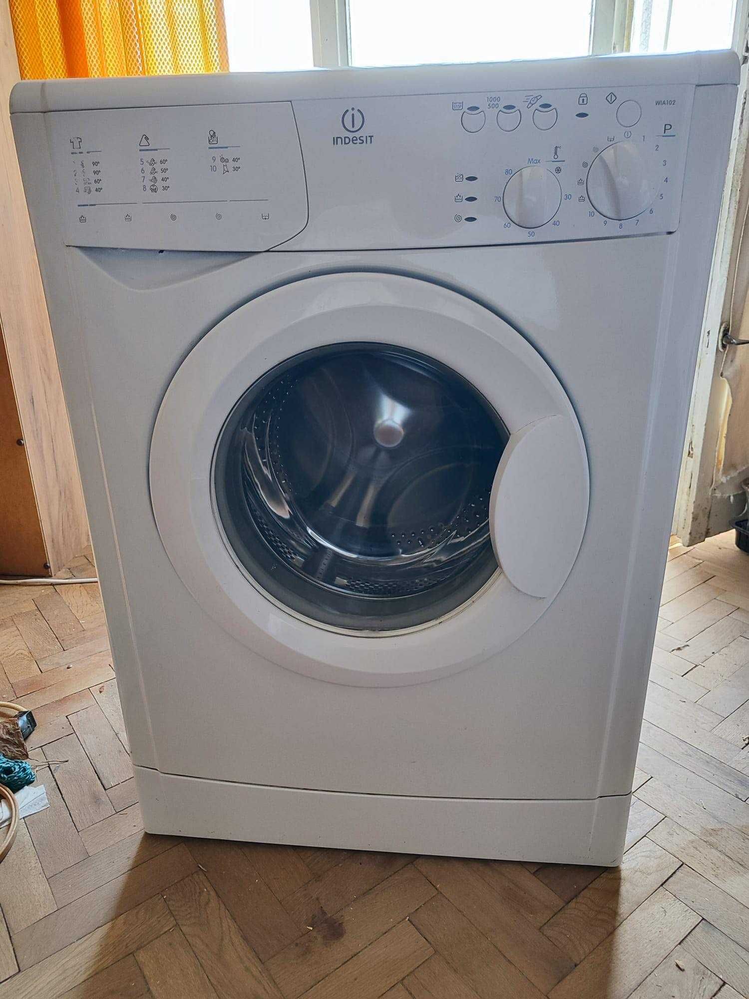 Продава се Пералня Indesit WIN 102