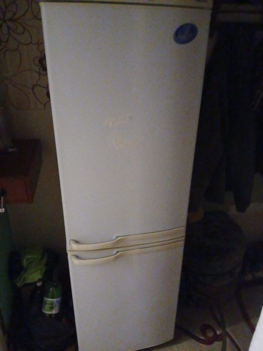 Продам холодильник морозит холодит отлично работает тихо без нареканий