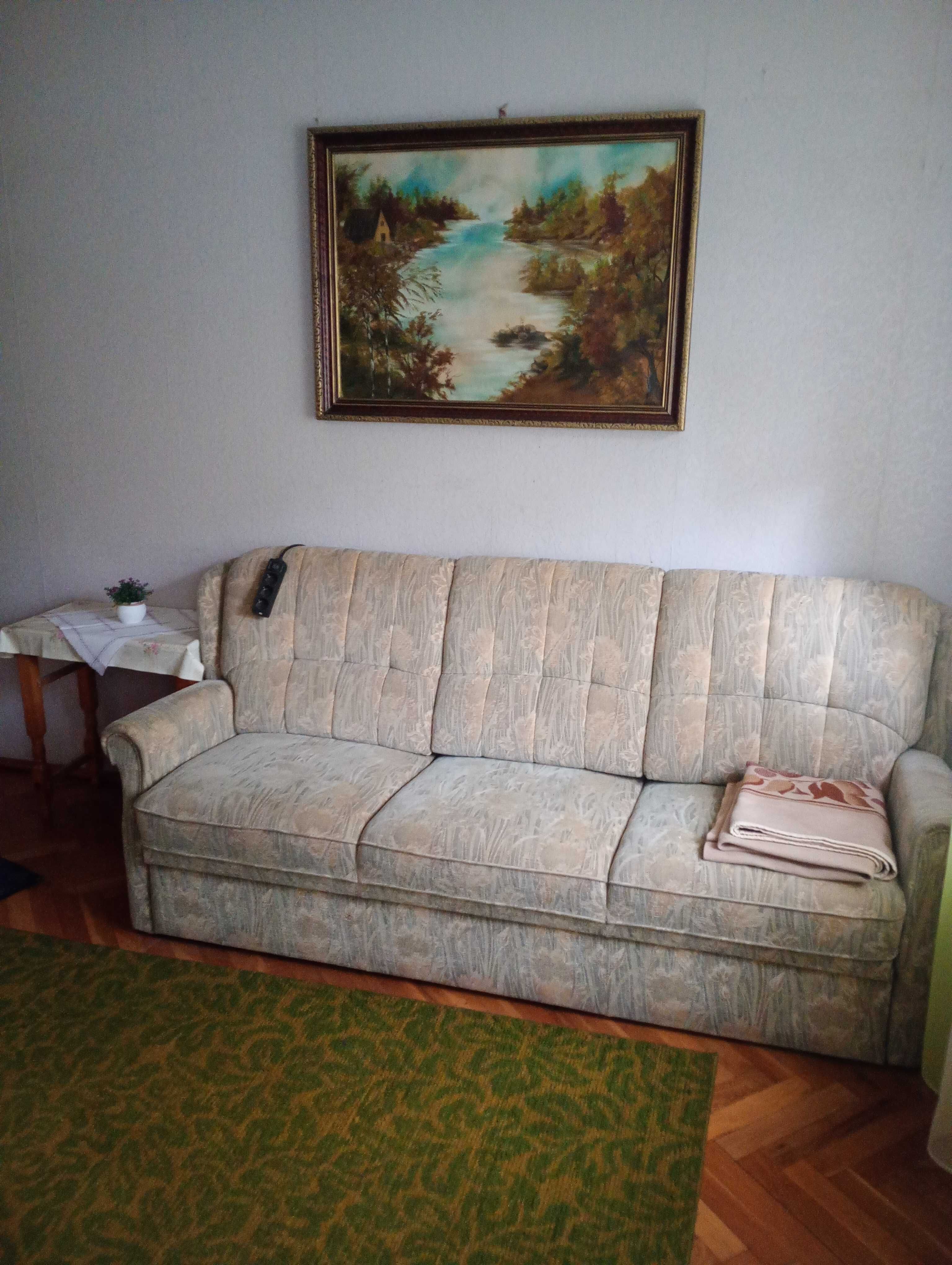 Gazdă(doamnă) pentru o fată