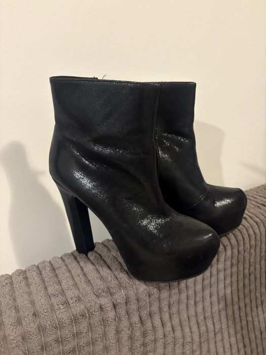 Елегантни дамски боти