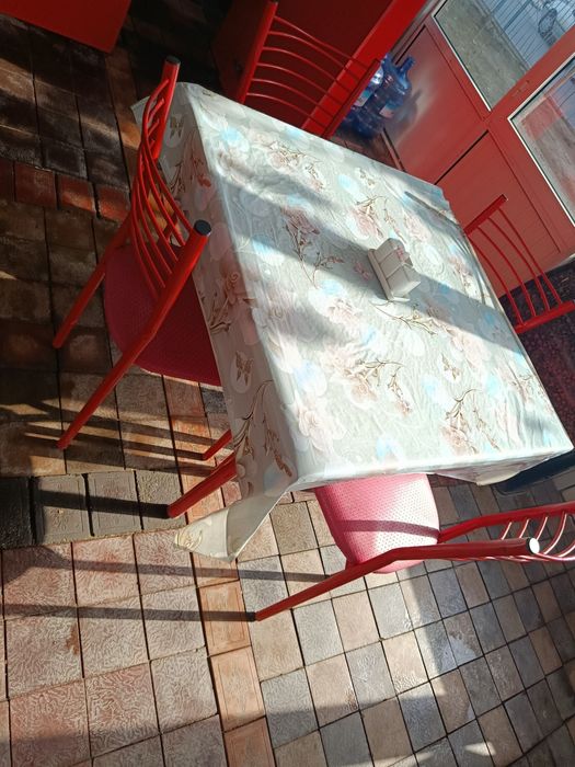 Stol-stul komplekt sotiladi.holati yaxshi..