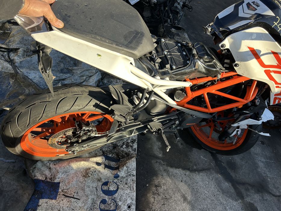 Продавам мотор КТМ Duke на части.