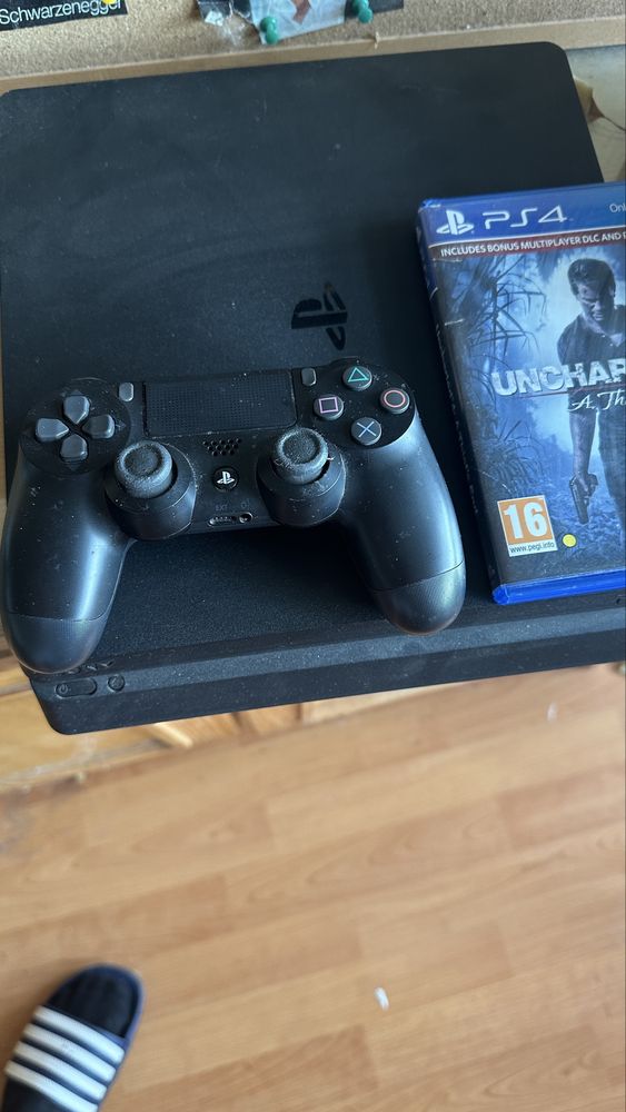 PS4 Slim с Uncharted 4