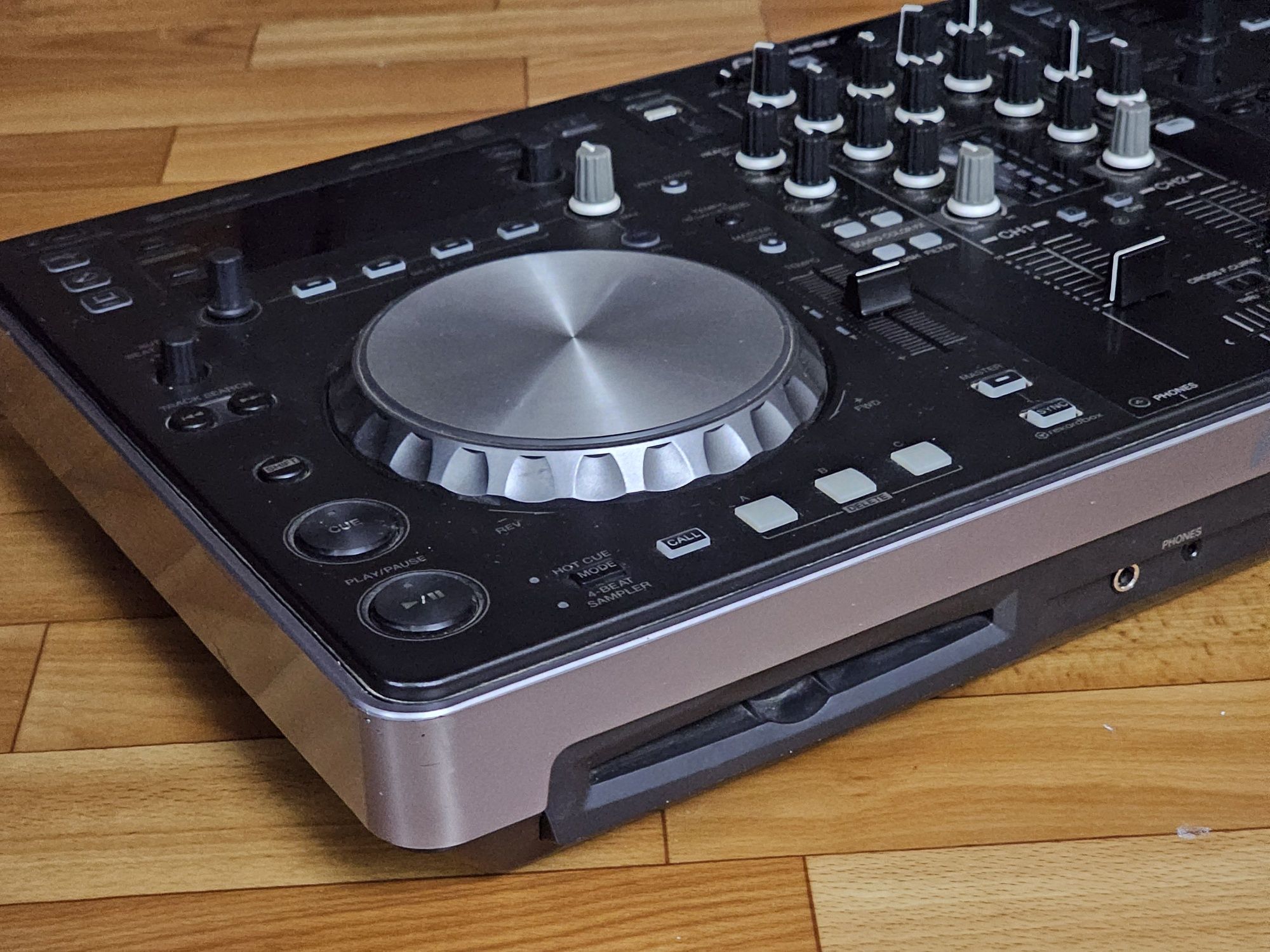 Диджейский контроллер PIONEER XDJ-R1