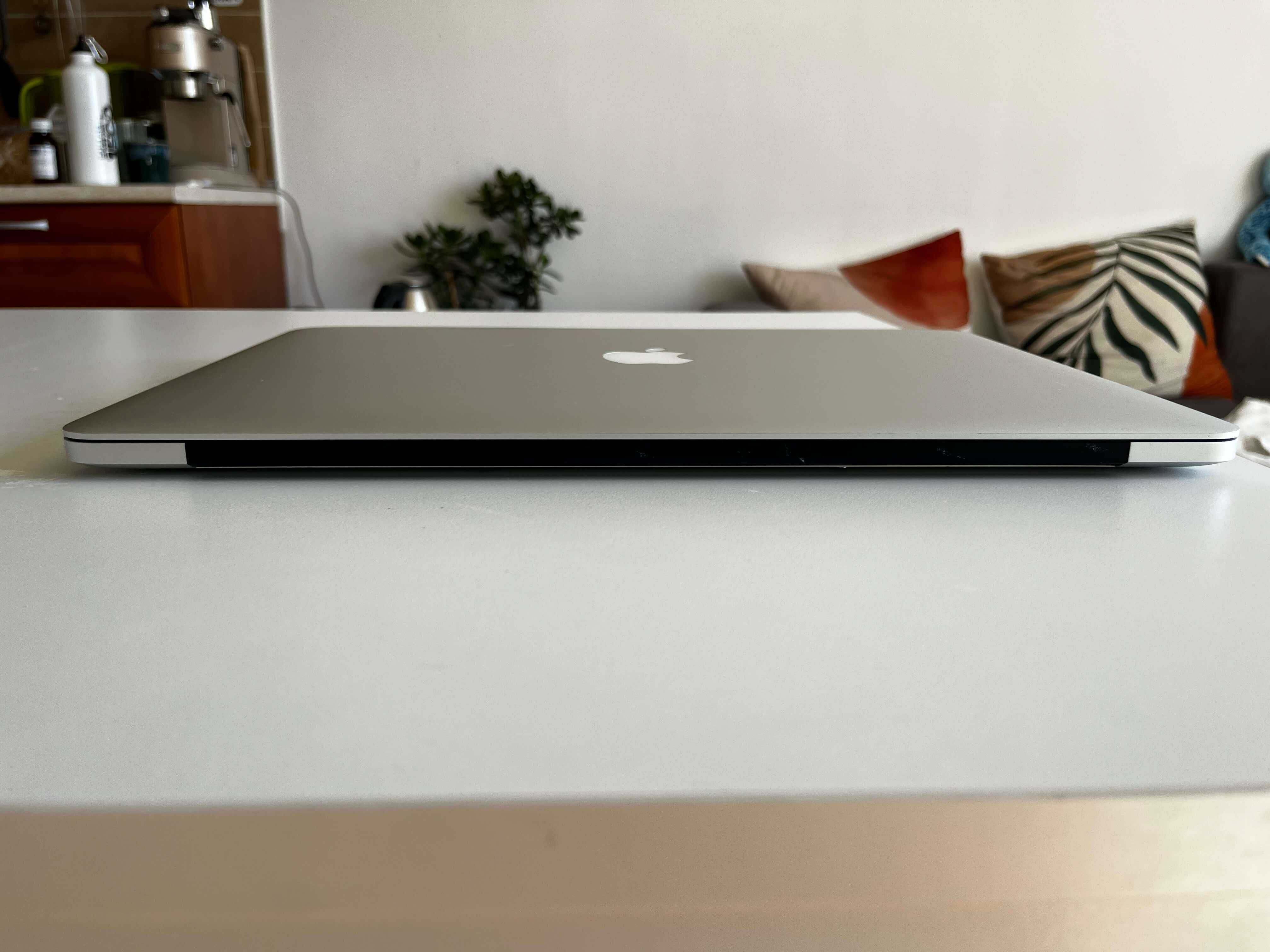 Macbook Pro (15", Retina, mid 2015) i7 2.2 GHz 16GB RAM 256 SSD