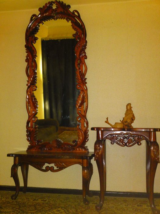 Зеркало и столик б/у, (дерево, ручная работа румынского мастера)
