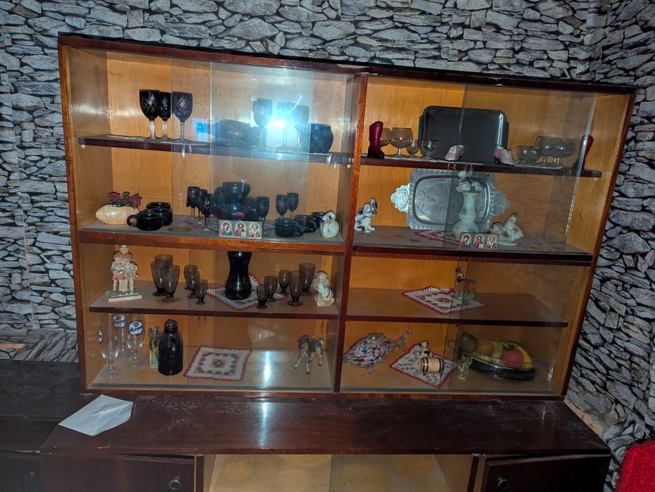 Vitrina cu tot ce e in ea