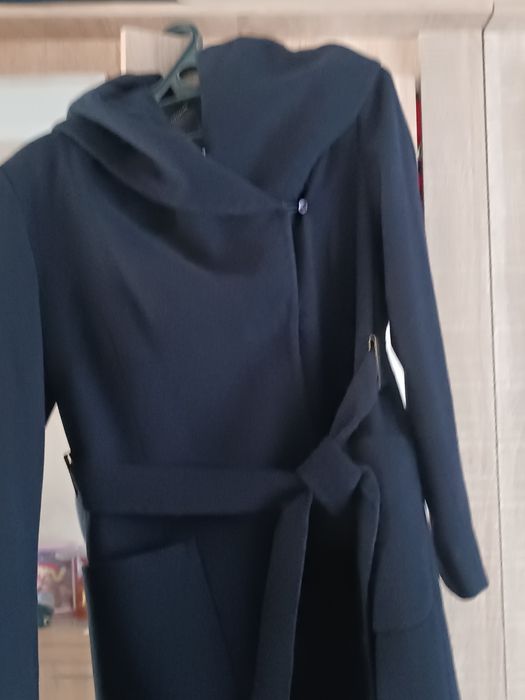 Продам женское демисезонное пальто с капюшоном