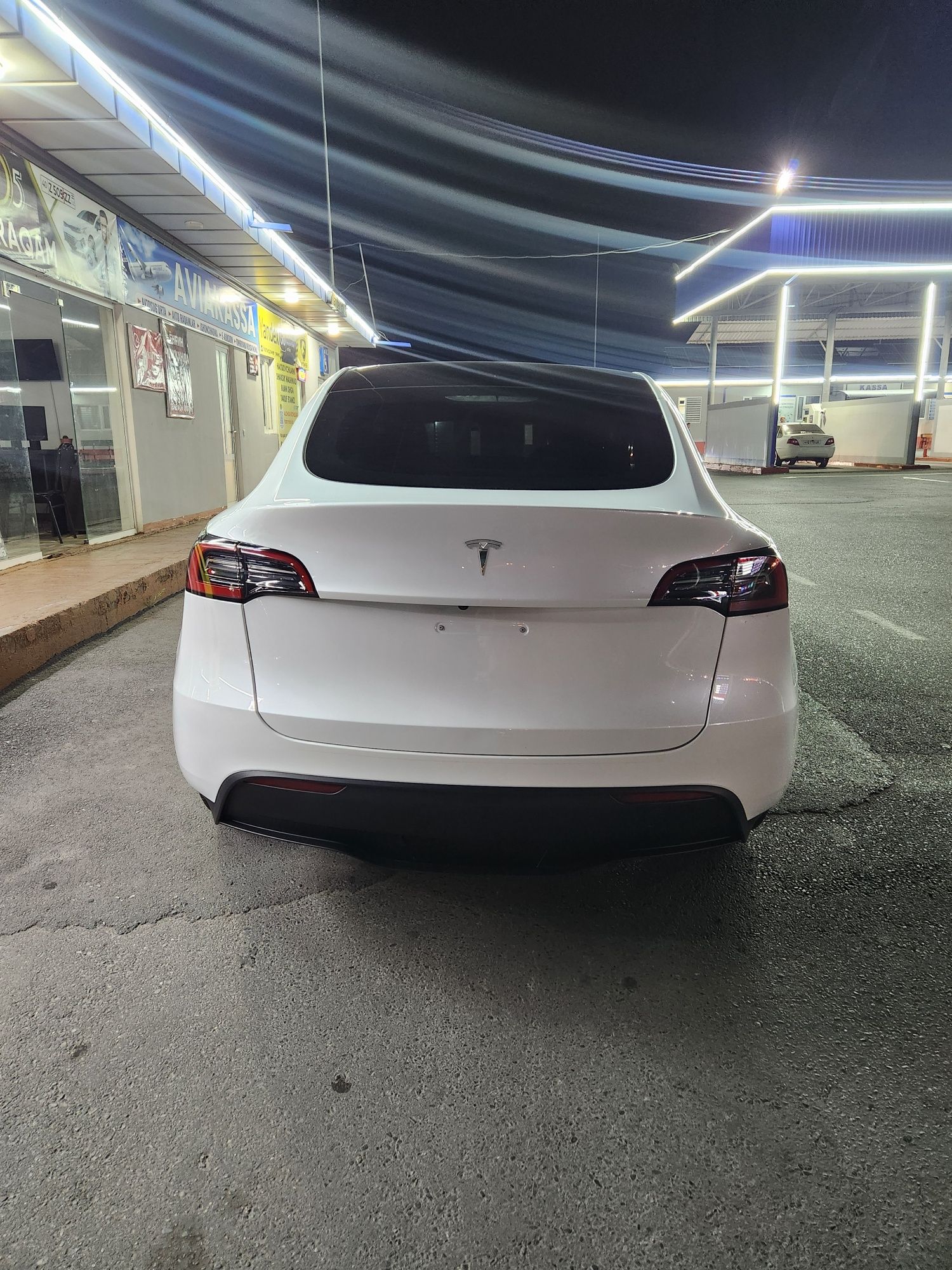 Tesla model Y 2024
