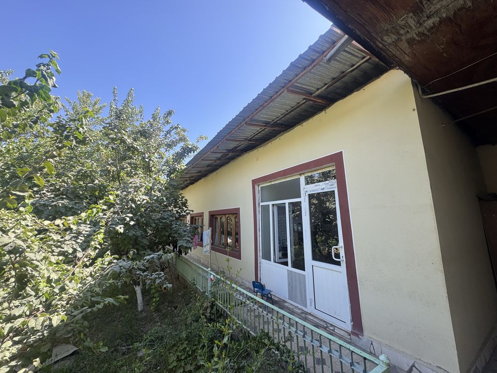 Zangiota tumanida 7 xonali tayyor hovli uy sotiladi.