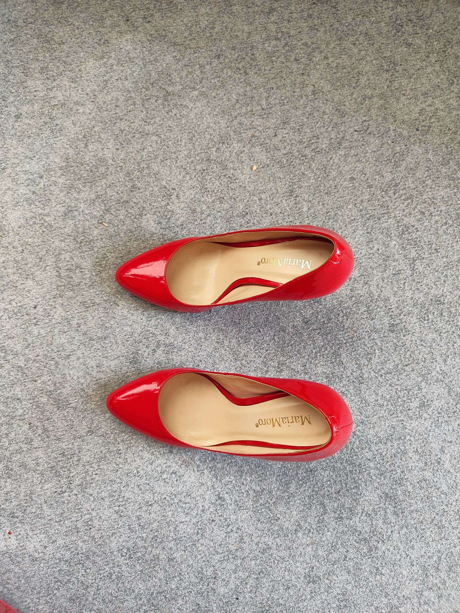 Червени лачени обувки на висок ток