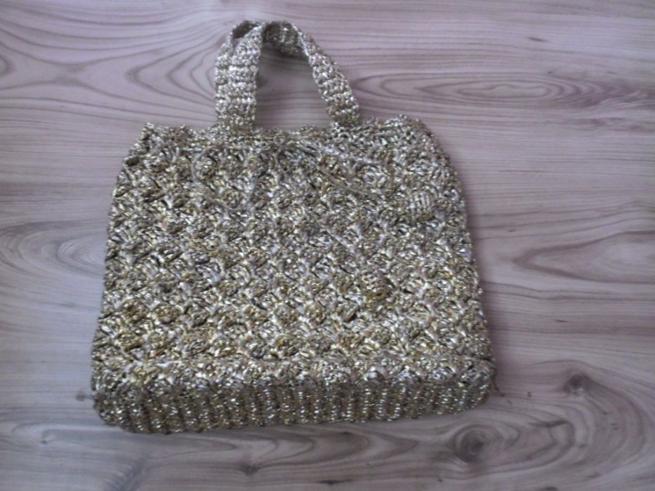 плетена златиста чанта торба