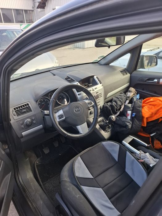 Dezmembrez Opel Zafira 1.7 cdti