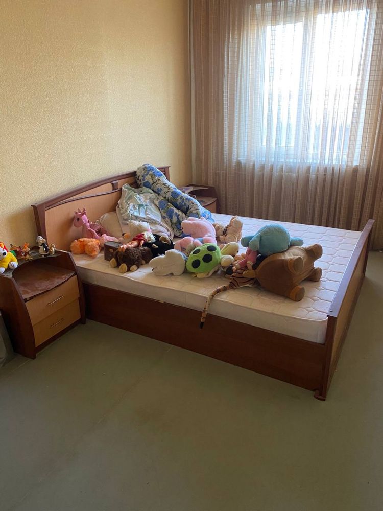 Продается спальный гарнитур с матрасом