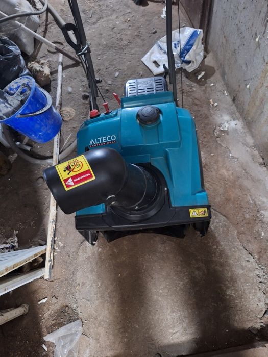 Продам снегоуборочную машину