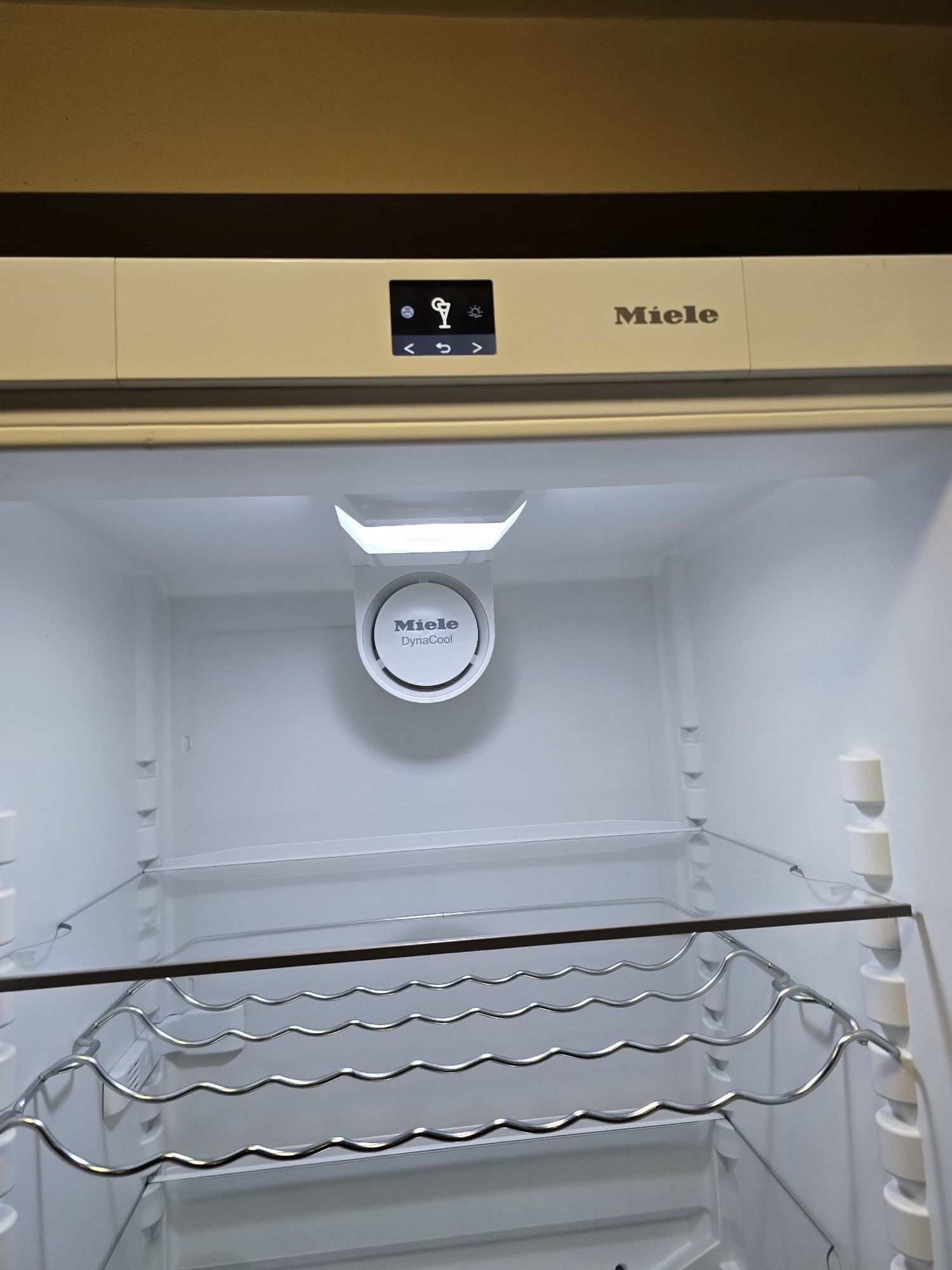 Хладилник с фризер Miele 2м