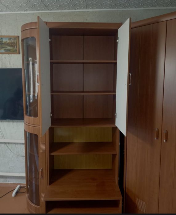 Продам шкаф-стенка угловая разборная два уголовных и два серванта .