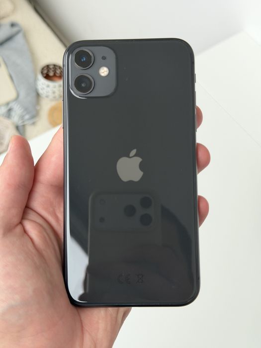 Vand iPhone 11 negru de 64 GB in stare excelenta