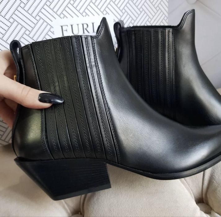 Продам ботинки новые