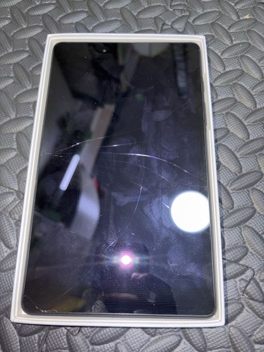 Tableta samsung galaxy Tab A fisurat dar merge