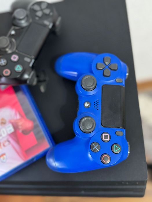 Ps4 pro de 1TB doua manete și un joc FIFA20