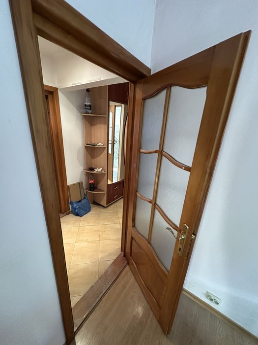 Usa de interior din lemn lacuit cu toc