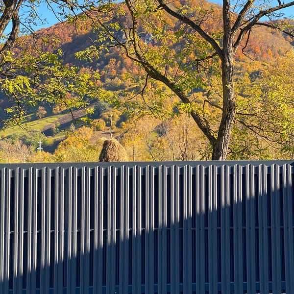 Garduri din sipca metalica, panou tip jaluzele, tabla, plasa si BCA