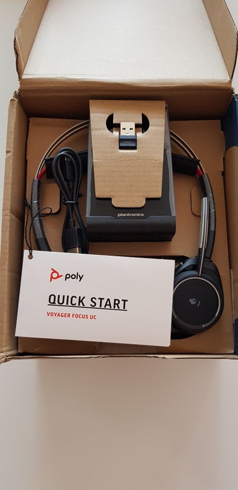 Plantronics - Voyager Focus UC със стойка за зареждане / Bluetooth