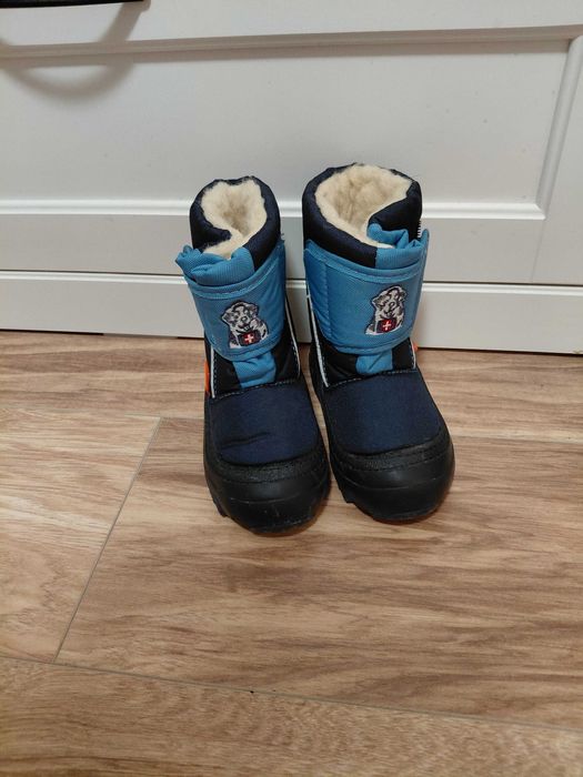 Детски апрески за момче с естествена вълна