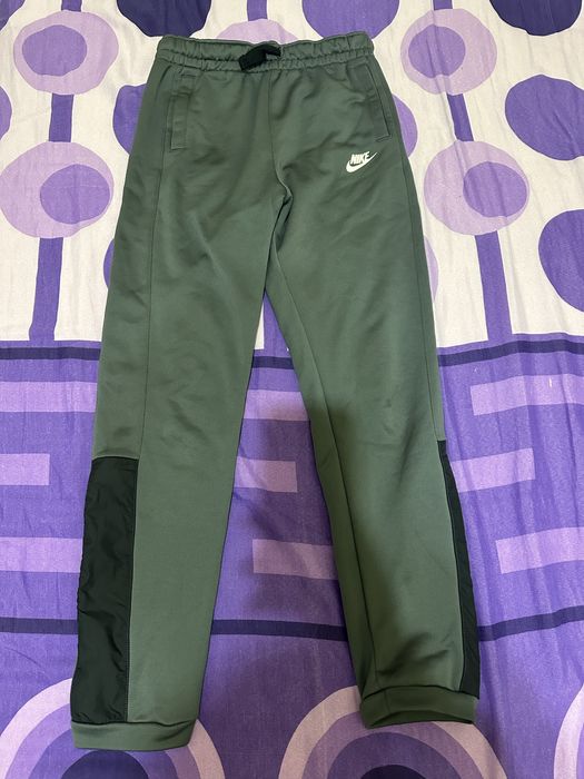 Оригинално долнище Nike – размер XL (158–170 см / 13–15 г.)