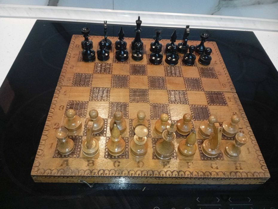 Шах с дървени фигури