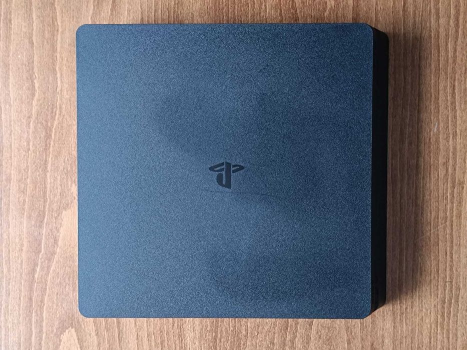PS4 Slim 500GB с 2 контролера и игри