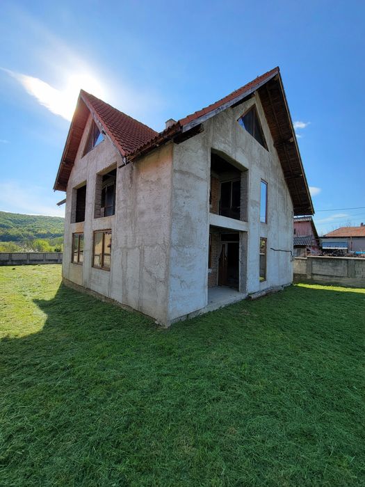 Casă cu 3500 mp de teren intravilan la doar 11 km de Pitești